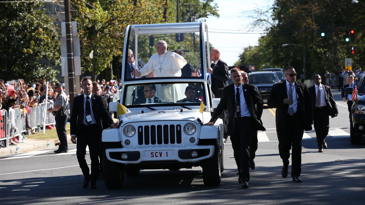 Franciszek jest jednym z najbardziej towarzyskich i przystępnych papieży. Ojciec Święty szuka kontaktu z wiernymi i słynie z niekonwencjonalnego zachowania. Papiescy ochroniarze mają nie lada problem z niepokornym podopiecznym, który chadza własnymi ścieżkami i nie zważa na względy bezpieczeństwa.