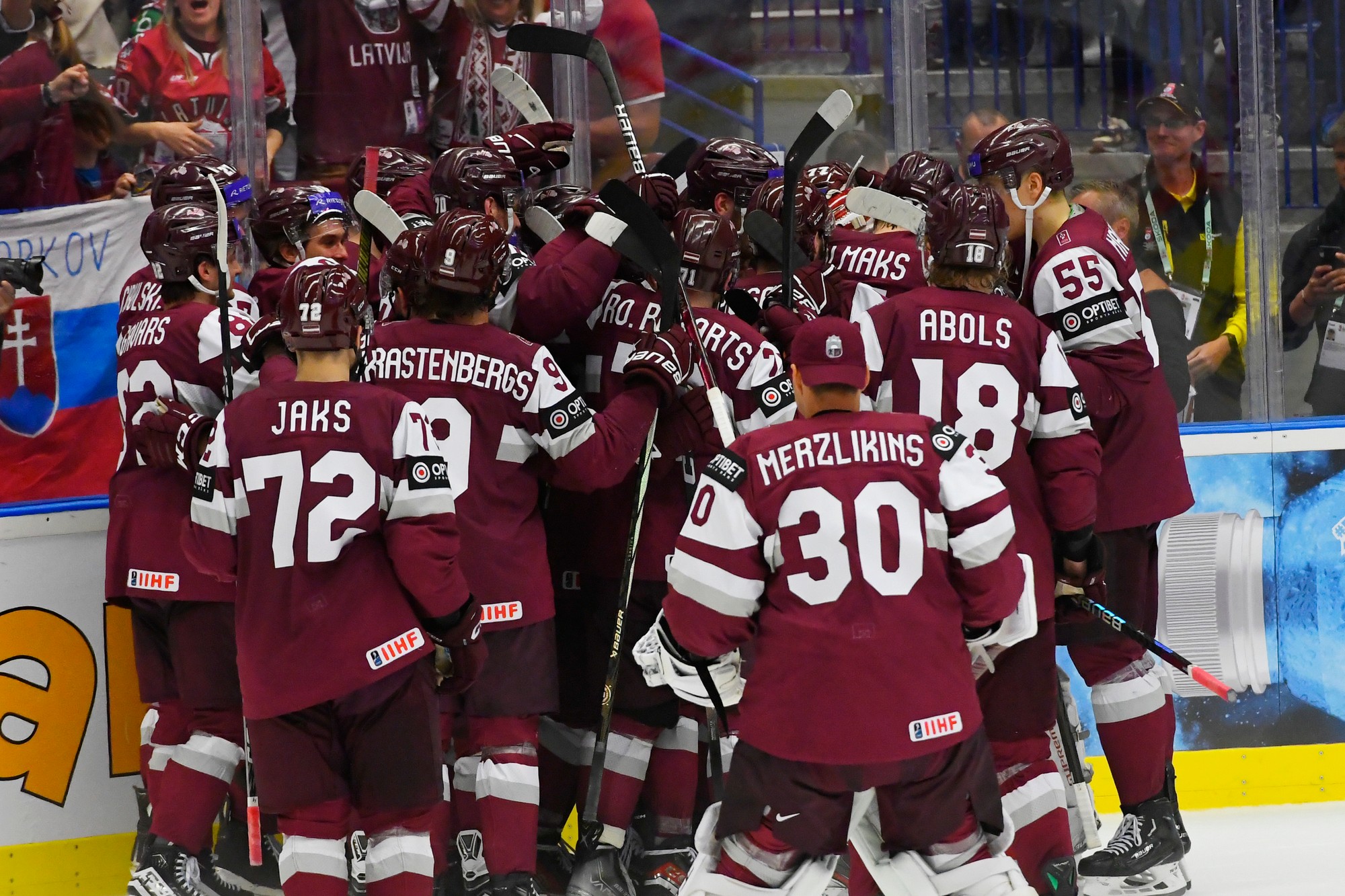 Hráči Lotyšska sa tešia.