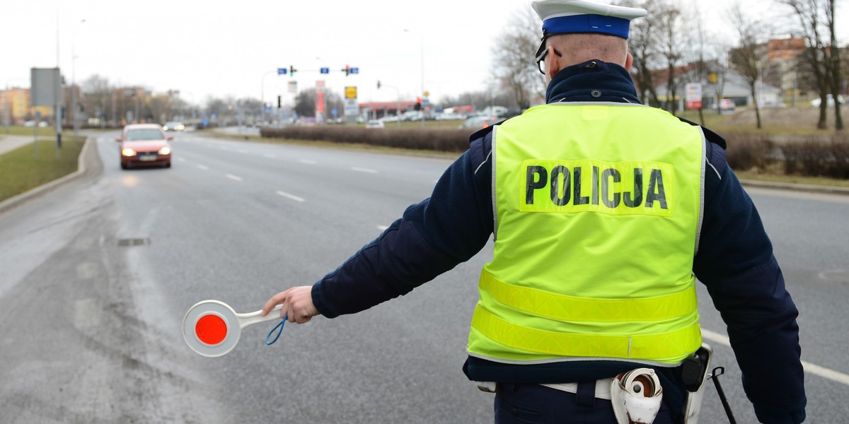 Pojawiło się zalecenie, by uzależnić możliwość usunięcia punktów karnych zgromadzonych w Centralnej Ewidencji Pojazdów i Kierowców od wcześniejszego zapłacenia mandatu - pisze "Rz".