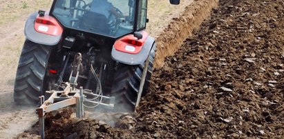 Rolnik nie sprzedał ziemi deweloperom i szykuje pole pod żniwa. Między blokami