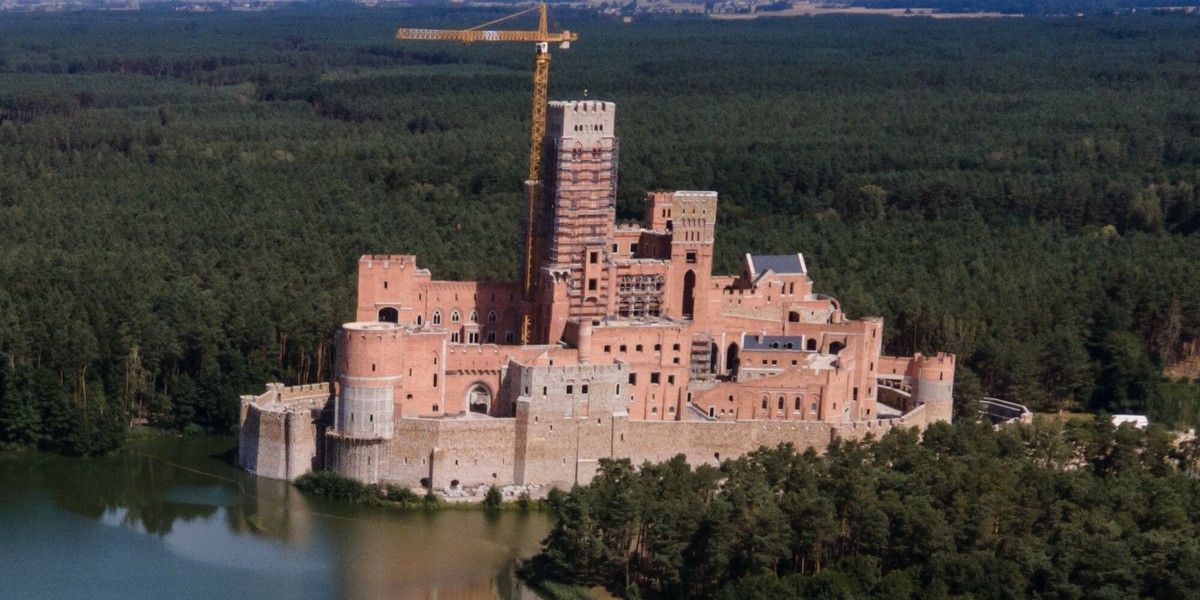 Budowa tzw. zamku w Stobnicy jest prowadzona na obszarze Natura 2000. 