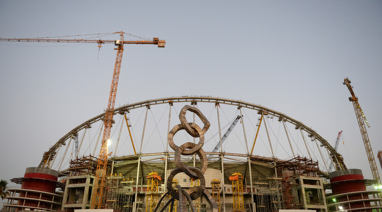 A Kalifa Stadion építé-
se során több dolgozót
is megfenyegettek /Fotó: AFP