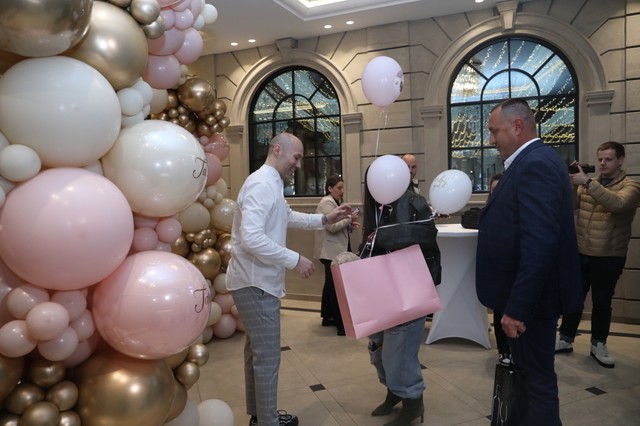 Aca je za ovu priliku pripremio više od 30 istovetnih majica. 