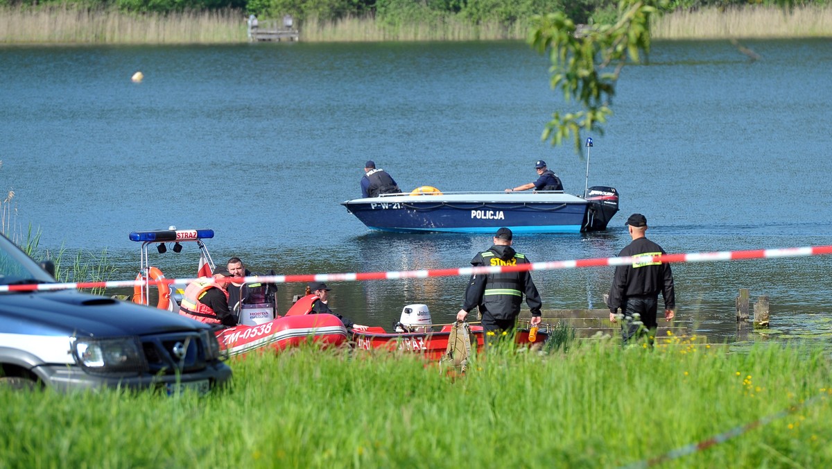 Dziś rano wznowiono poszukiwania na jeziorze w Żeliszewie pod Choszcznem, gdzie wczoraj wieczorem doszło do zatonięcia łódki z dwiema nastolatkami. Jedną z nich udało się uratować dzięki szybkiej interwencji przypadkowych przechodniów. Druga wciąż jest poszukiwana.