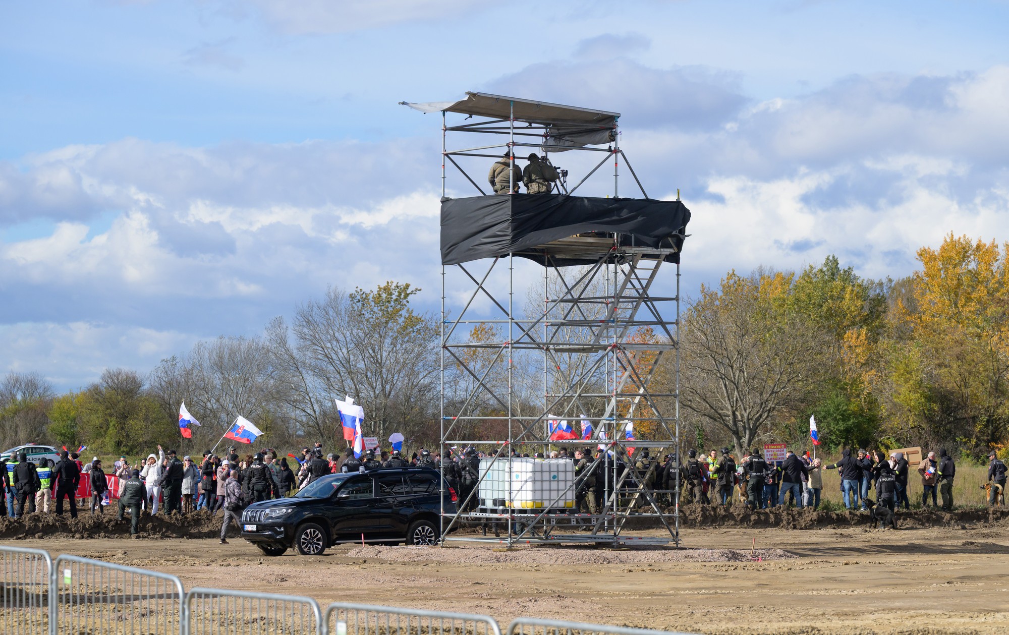 Demonštranti protestujú proti výstavbe závodu na výrobu batériových článkov.