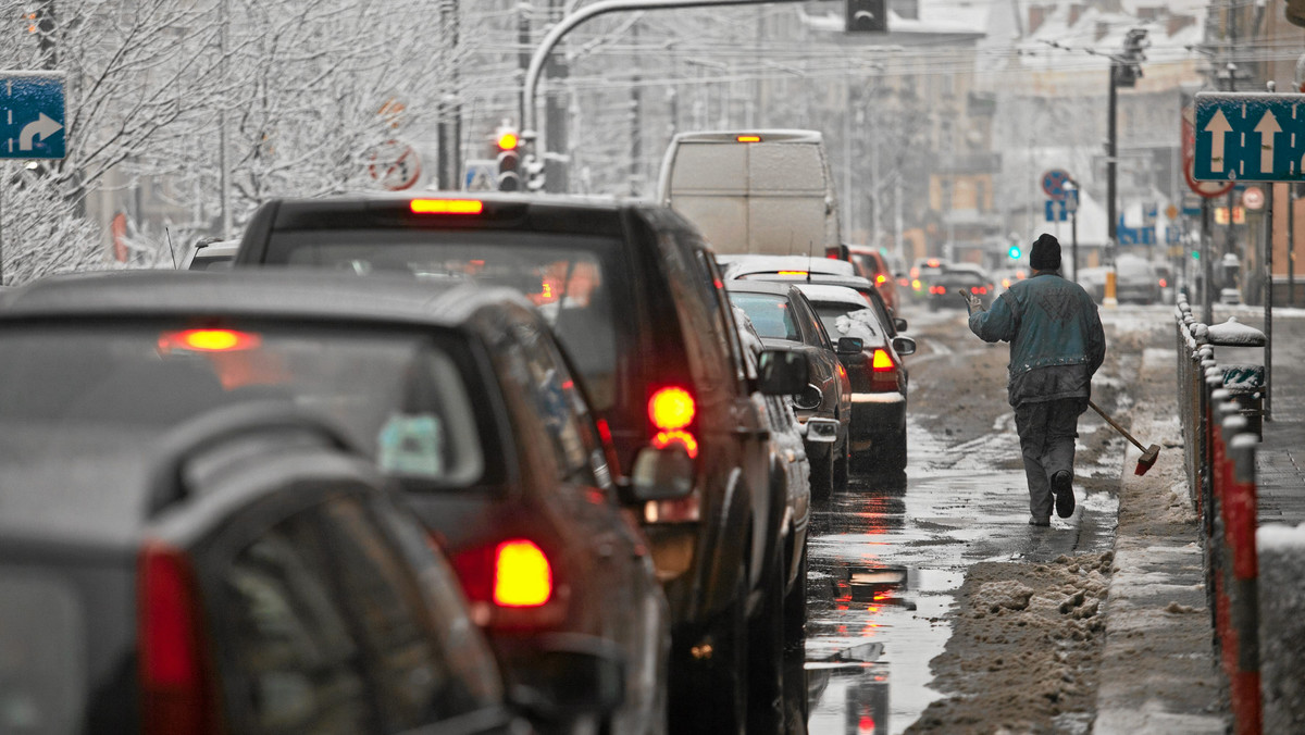 Uwaga kierowcy. W Małopolsce mocno pada śnieg, drogi są bardzo śliskie i niebezpieczne. Jak podaje Radio Kraków, skrócono niektóre linie MPK.