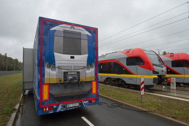 SIMTRAQ to urządzenie pomocne w szkoleniu maszynistów w świecie wirtualnej rzeczywistości. Dzięki symulatorowi przewoźnicy będą mogli tanio i dobrze wyszkolić rzesze maszynistów, co z pewnością przyczyni się do podniesienia bezpieczeństwa ruchu kolejowego. fot. (gm/kru) PAP/Grzegorz Michałowski