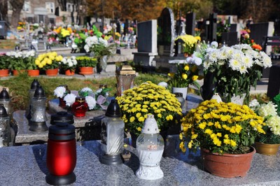Cennik sprzątania grobów przed 1 listopada. Jakie są koszty porządkowania nagrobków na Wszystkich Świętych? Jakie to usługi?