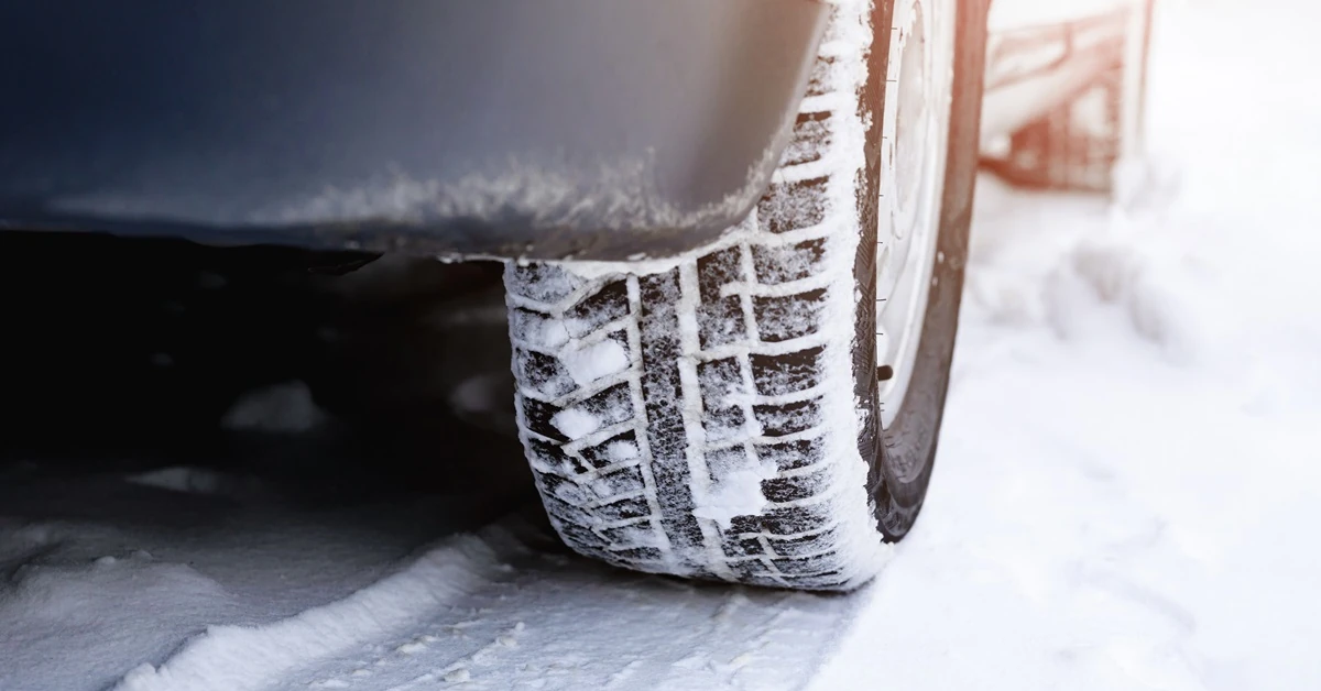 Letnie opony zimą? Większość Polaków mówi „nie”. „To zagrożenie na drodze” [SONDAŻ]