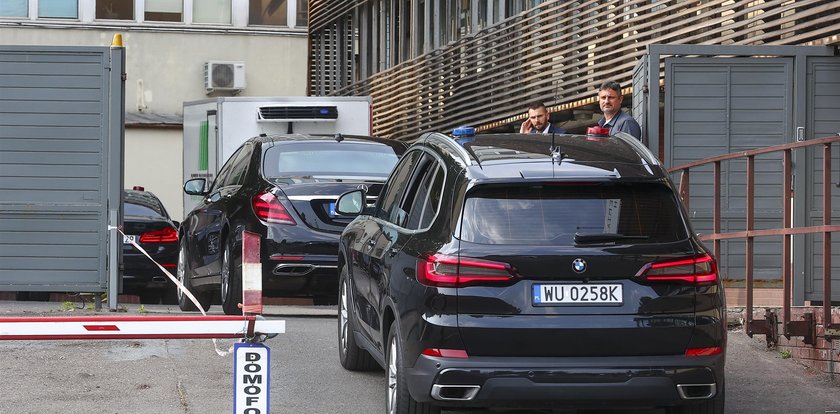 Mina premiera tuż przed zmianami w rządzie. Tak wyglądał Mateusz Morawiecki, gdy wchodził na Nowogrodzką [FOTO]