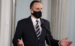 "Tu jest Polska!". Poseł Janusz Kowalski chce usunięcia niemieckich nazw stacji PKP