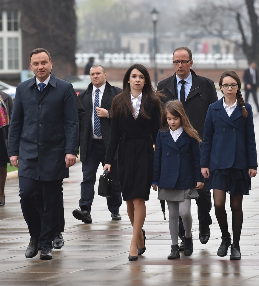  Prezydent Andrzej Duda oraz Marta Kaczyńska z córkami w drodze do Krypty pod Wieżą Srebrnych Dzwonów na Wawelu gdzie spoczywają Maria i Lech Kaczyńscy