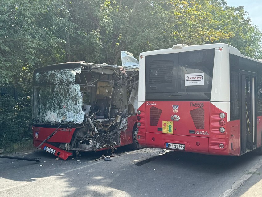 Autobus potpuno uništen 