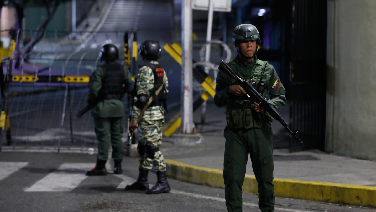 Vojska Venecuele kod predsedničke palate nakon što su se čule eksplozije u Karakasu 3. januara