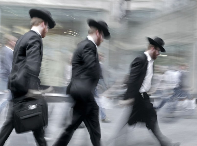 Najwięcej widzi się ich w Jerozolimie. Tu w zasadzie każdy napotkany miejscowy mężczyzna ma na głowie jarmułkę. Bardzo ważne jest, by ostentacyjnie nie fotografować czy to modlących się mężczyzn, czy spacerujacych nadzwyczaj licznych rodzin - przyjezdni, którzy potraktują miejscowych jak turystyczną atrakcję, usłyszą stanowczy protest i zostaną poproszeni o wykasowanie zdjęć z pamięci aparatu. W zamieszkałej przez ultraortodoksyjnych Żydów dzielnicy Mea She'arim na budynkach znajdują się apele o to, by nie gorszyć uczuć miejscowych m.in. nachalnie ich fotografując.