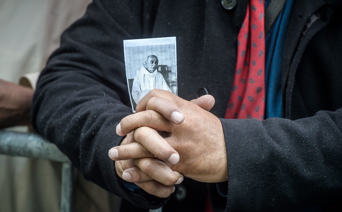 Wierny ze zdjęciem zabitego księdza