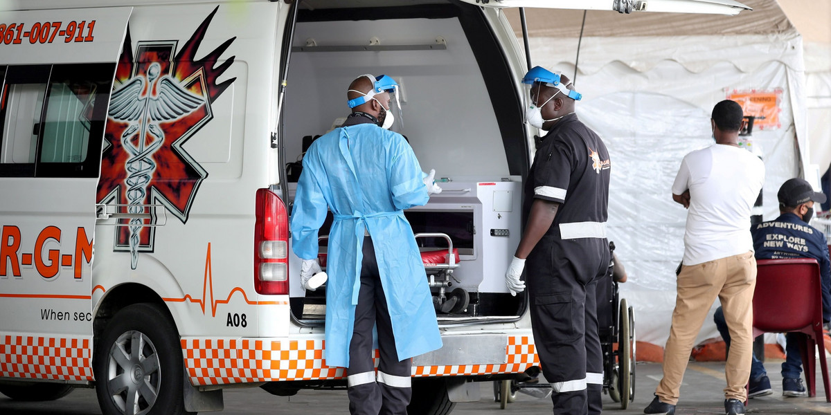 Medycy przed szpitalem w Pretorii w RPA, zdjęcie ilustracyjne. 