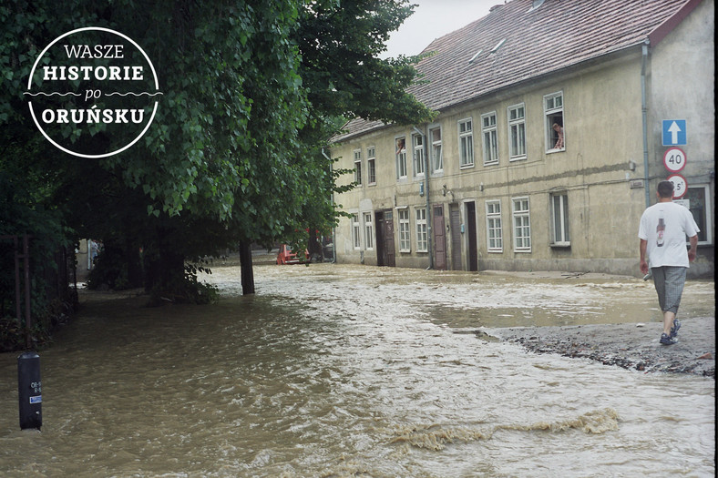 Powódź 2001 r. Woda podtopiła wiele mieszkań