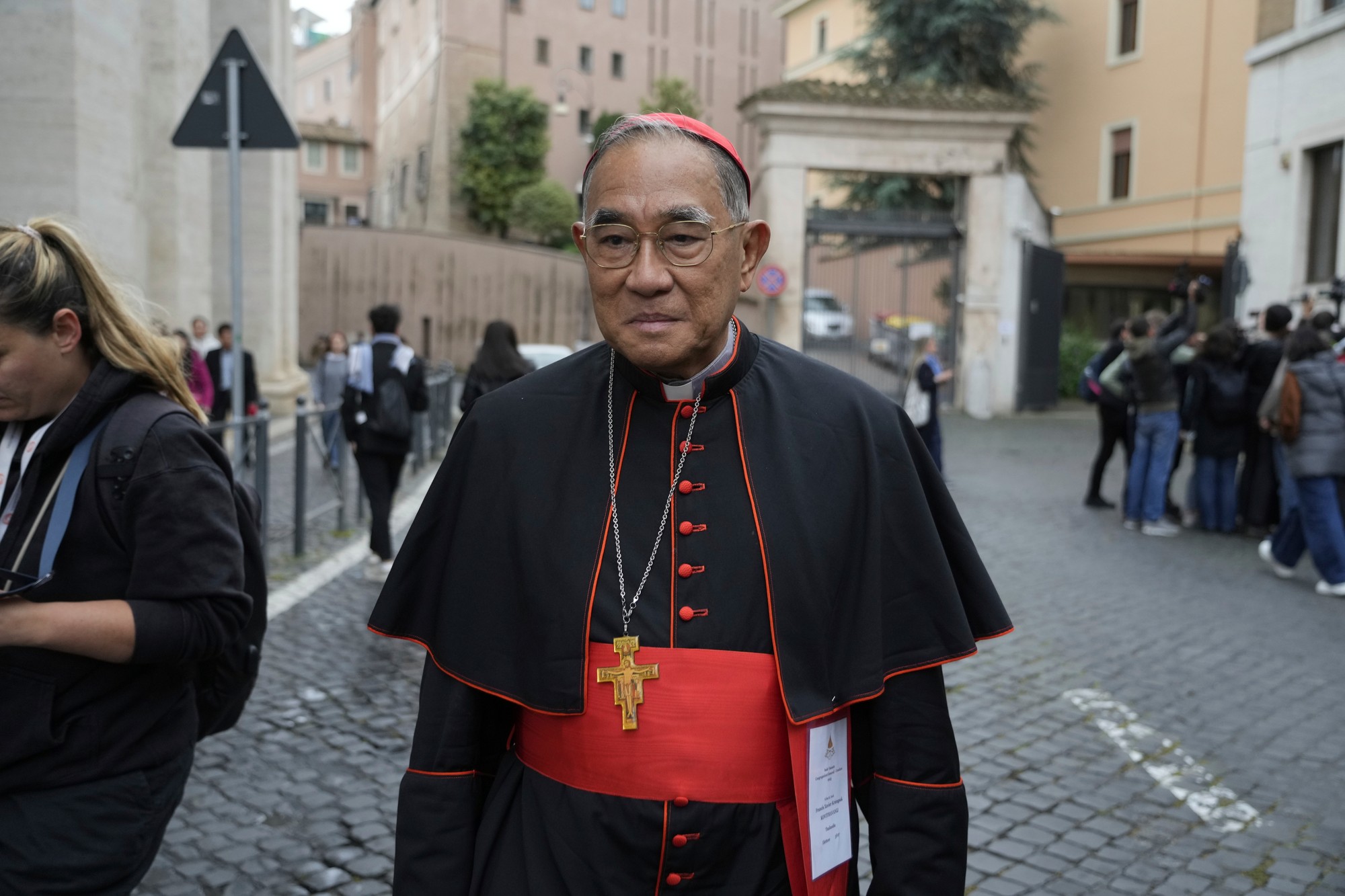 Kardinál Francis Xavier Kriengsak Kovithavanij prichádza 5. mája 2025 do Vatikánu na generálnu kongregáciu kardinálov v Novej synodálnej sále, kde sa pripravovali na konkláve.