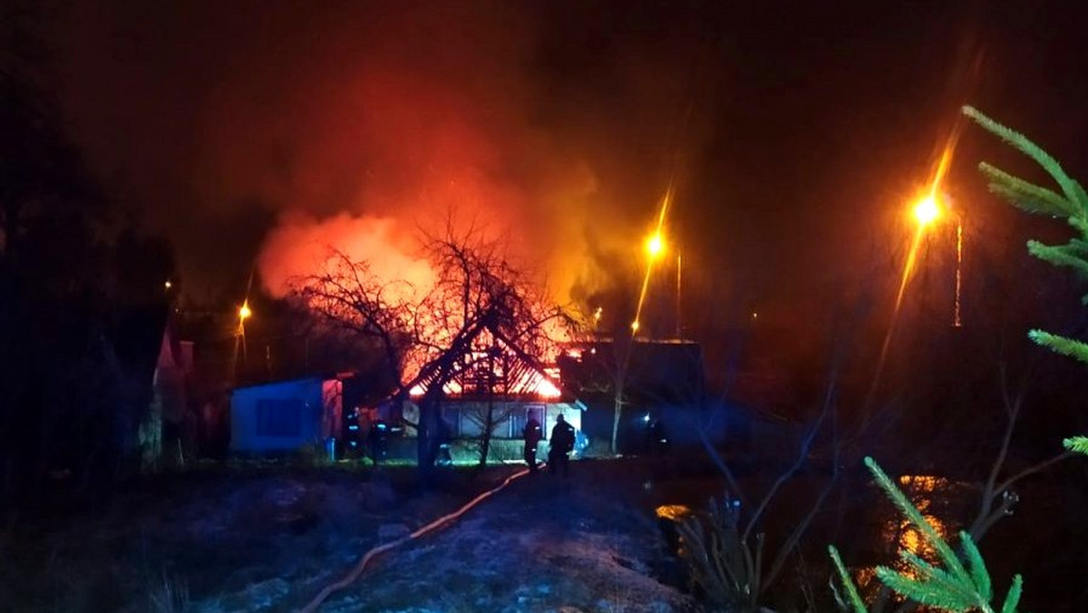 Podlaskie. Płonący dom w Kuźnicy. Policjanci uratowali 91-letnią kobietę