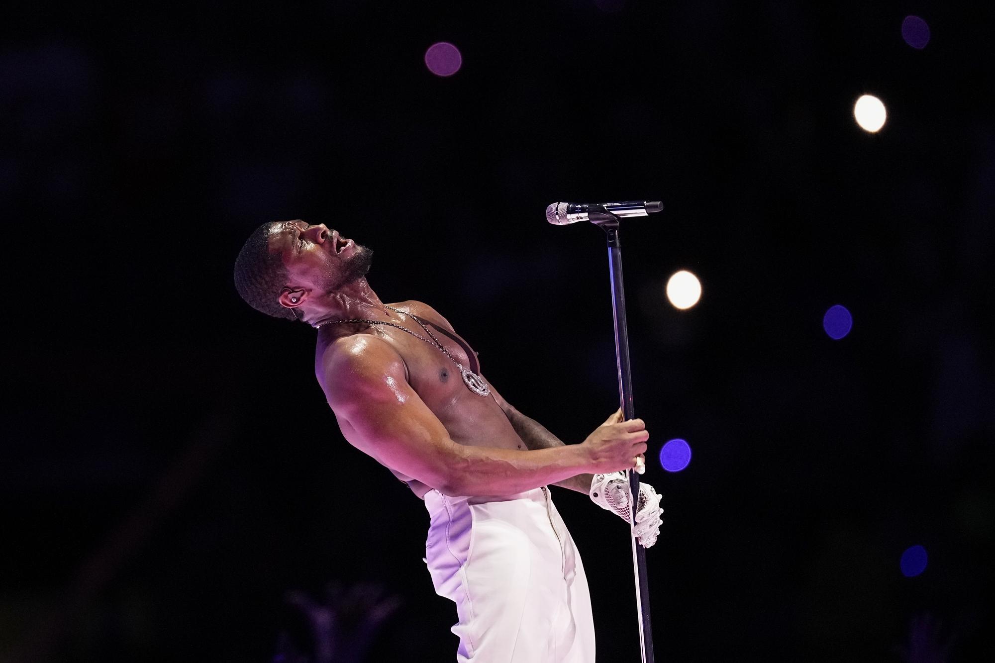 Spevák Usher na športovej udalosti roka - Super Bowl.