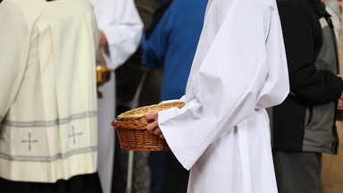 Ksiądz miał bić ministrantów sznurkiem w pośladki. Co na to kuria?