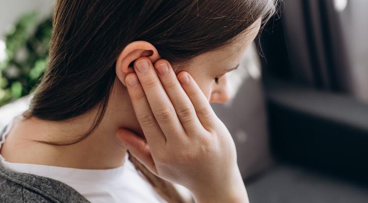 Ha neked is vannak pattanásaid a füledben, akkor egy pillanatig sem kell aggódnod. Fotó: Getty Images