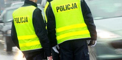 30-latek chciał przejechać policjanta. Rajd zakończył dachowaniem