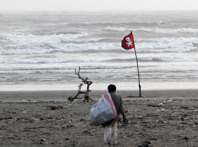 Flaga ostrzega mieszkańców pakistańskiego Karaczi przed przypływem. W regionie spodziewany jest tropikalny cyklon z gwałtownymi opadami