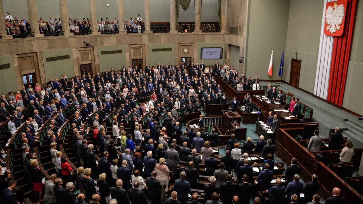 Sejm przyjął w piątek część poprawek Senatu do nowelizacji, która od 2016 r. podniesie wydatki obronne do poziomu co najmniej 2 proc. PKB. Ustawa trafi teraz do podpisu prezydenta.