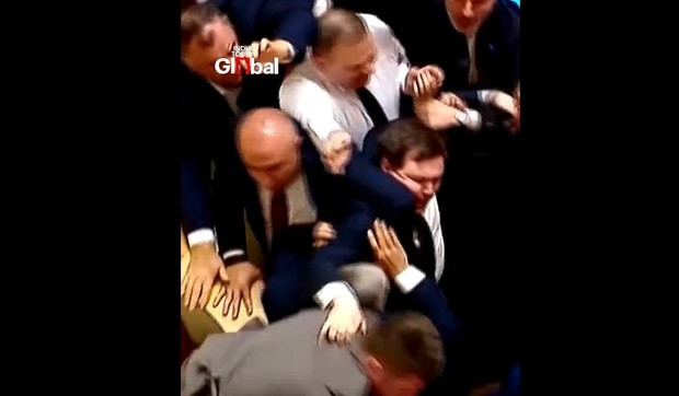 Tuča u gruzijskom parlamentu 1