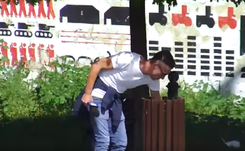 Dziennikarz TVP grzebał w śmietniku i rozrzucał odpady, żeby zrobić newsa o brudnym Lublinie [WIDEO]