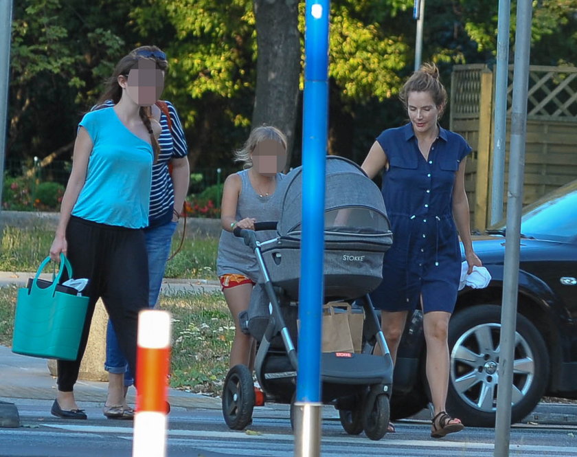 Anna Dereszowska na spacerze z dziećmi – córką Leną i synem Maksem