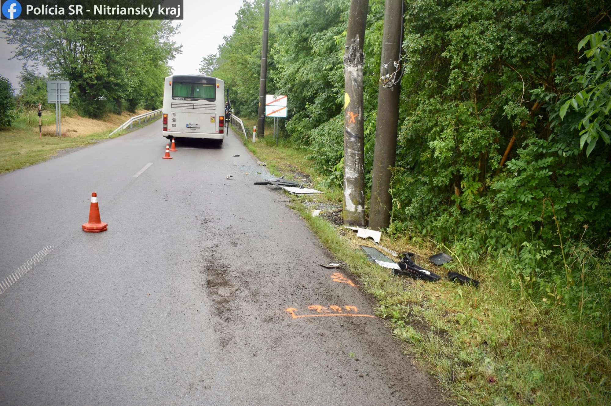 Autobus zišiel do priekopy a narazil do stĺpa.