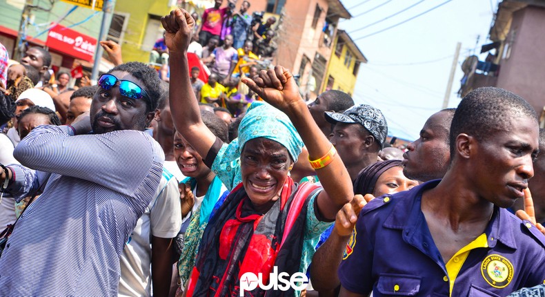 A woman crying as children were brought out of the collapsed home at ita-faaji, Lagos Island, Lagos State earlier today. (Pulse Nigeria)