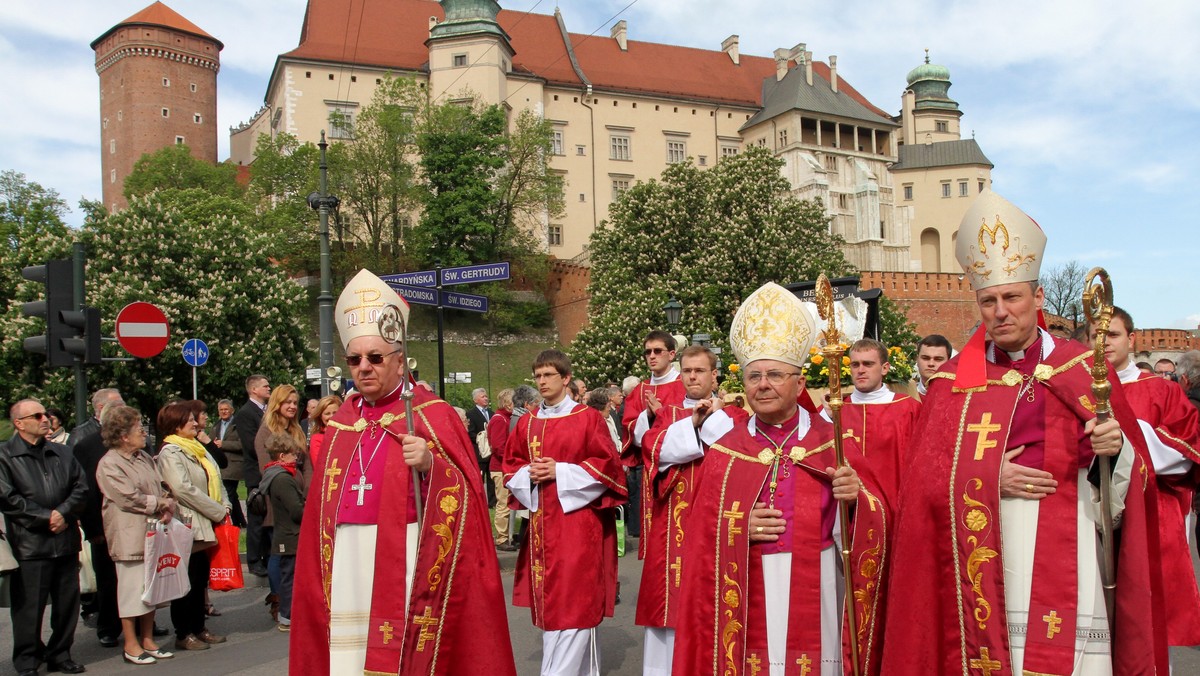 Kilka tysięcy wiernych uczestniczyło w niedzielę w Krakowie w uroczystej procesji ku czci św. Stanisława, patrona Polski i archidiecezji krakowskiej. Nabożeństwu przy Ołtarzu Trzech Tysiącleci na Skałce przewodniczył kard. Dominik Duka, prymas Czech.