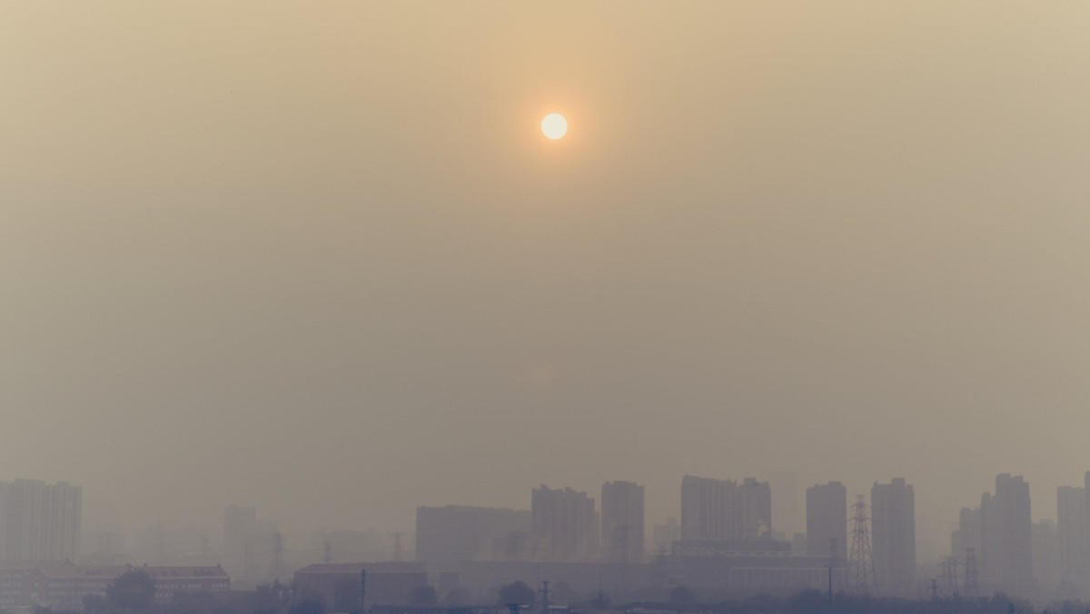 Polska znowu się dusi. Smog obecny jest głównie w południowej i centralnej Polsce. Stężenie cząstek PM 2,5 w niektórych miejscach przekracza 700 procent normy, a najgorsza jest sytuacja w Małopolsce. W wielu regionach lepiej zostać dziś w domu.