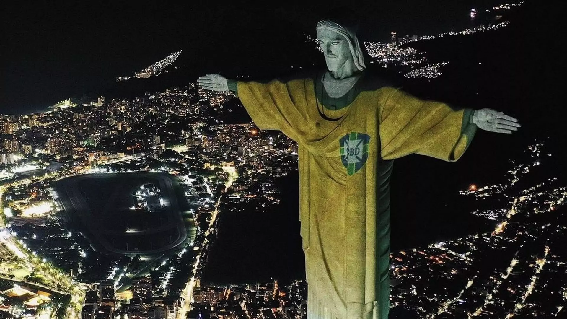 Chrystus w Rio de Janeiro w koszulce piłkarskiej. Nietypowy widok