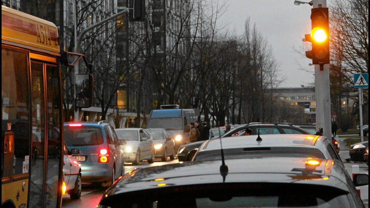 Kilka dni temu opisałem powszechnie znane kłopoty z dojazdem do największego centrum biznesowego na warszawskim Mokotowie. Kierowcy stojący w korkach, tłok w autobusach i tramwajach. Tekst spotkał się z dużym odzewem internautów, którzy zaproponowali rozmaite rozwiązania. Warto niektóre z nich przytoczyć. Może kiedyś dojdzie do ich realizacji?