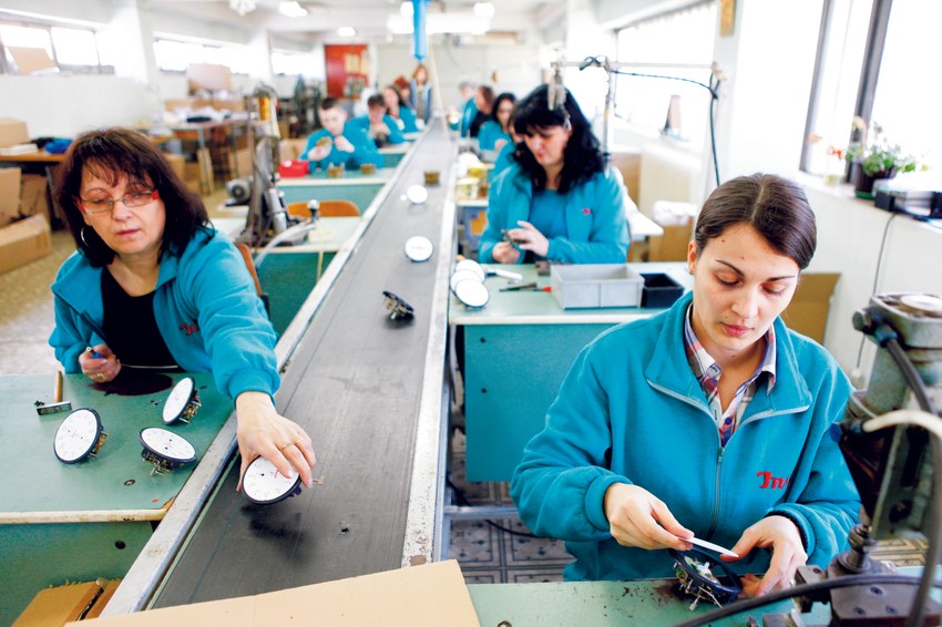 Dame vešto sklapaju delove satova, stavljaju kazaljke, fiksiraju čekićem...