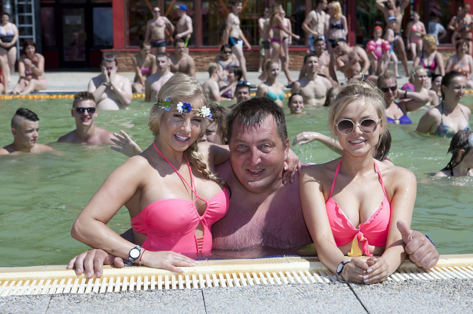 Ola Ciupa, Paula Tumala i Adam Kraśko baraszkują w basenie