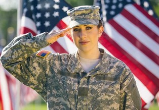 Chciał "pomóc" amerykańskiej żołnierce - trafił na oszustów. Ten trik działa też na mężczyzn