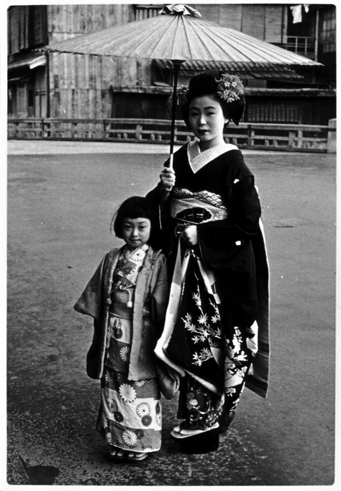 Mineko kada je imala 6 godina i njena učiteljica