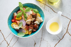 Ta prosta i pyszna sałatka pochodzi ze słonecznej Toskanii. Sekretem przepisu jest chleb