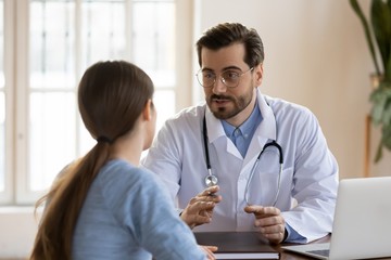 Hogyan tartsuk a kapcsolatot kórházban fekvő szerettünk kezelőorvosával? Vakcinainfó - az orvos válaszol