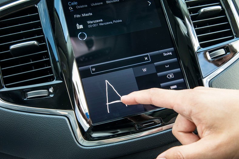 XC40 Дисплеи и элементы управления водителя в автомобиле с левосторонним управле