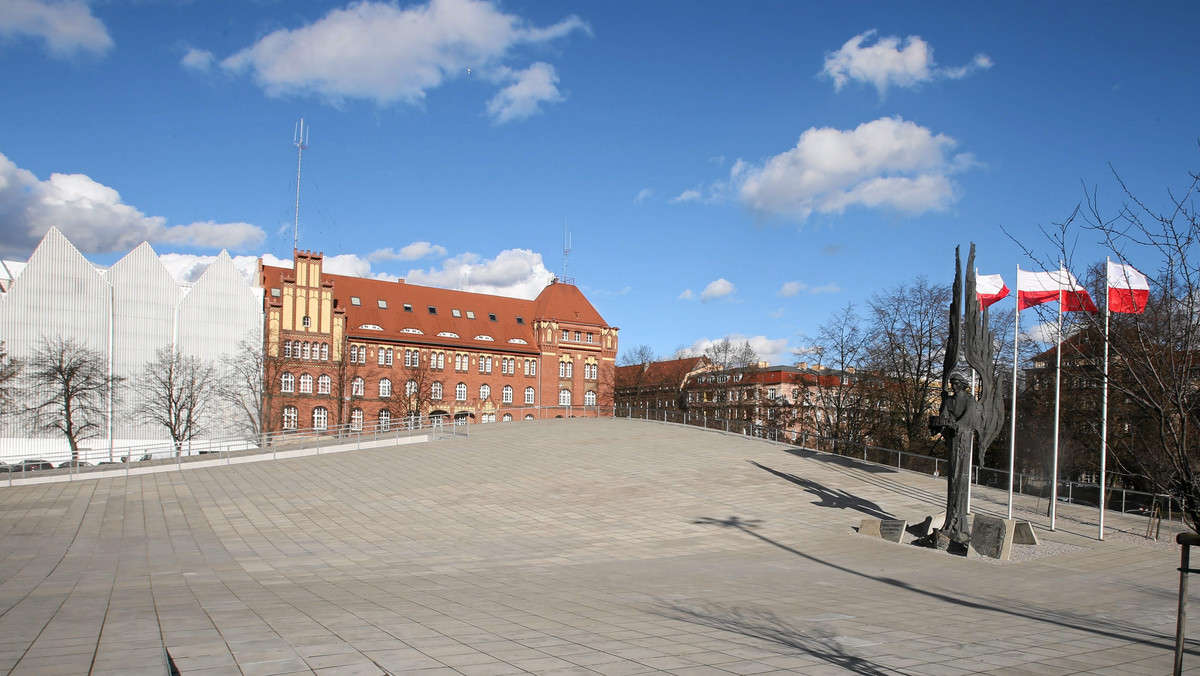 Figury i maski wykonane przez afrykańskich Dogonów, zamieszkujących część Mali w Afryce, będzie można oglądać od najbliższego piątku na wystawie w szczecińskim muzeum narodowym.