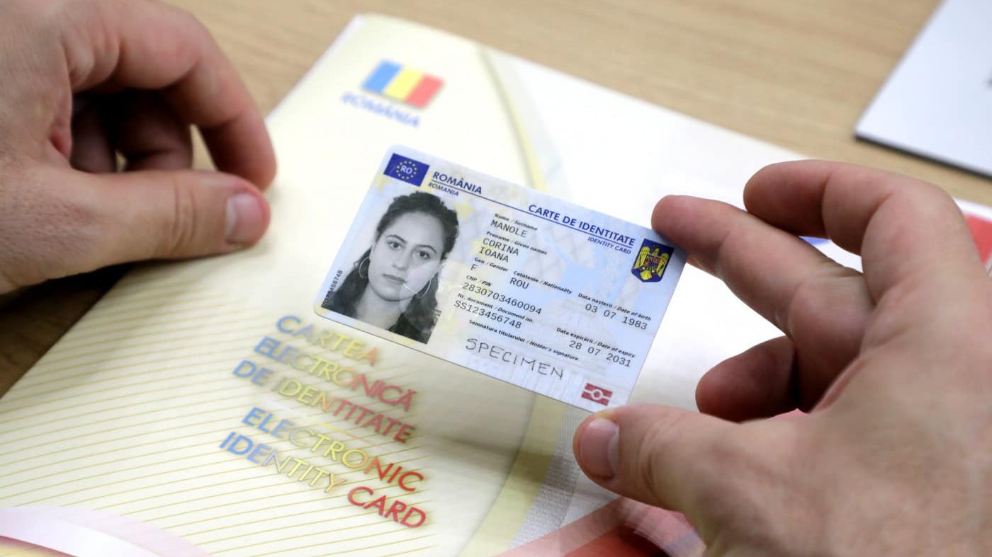 Peste 2,7 milioane de români au trecut la buletinul electronic. Până când mai poți călători în străinătate cu cartea de identitate veche