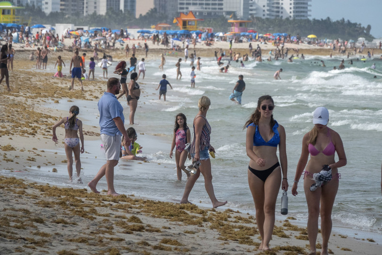 Mieszkańcy Florydy na plażach. Czerwiec 2020 br.