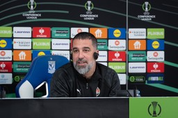 trener szachtara donieck zrugał rzecznika lecha poznań. rzucił słuchawkami i opuścił salę